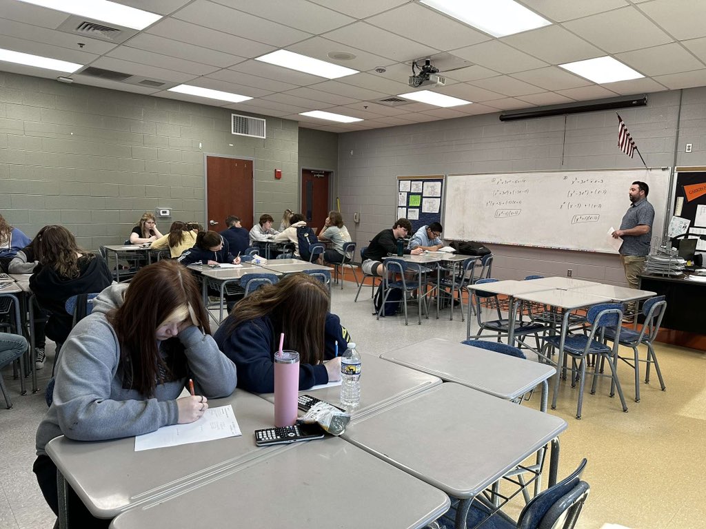 GlimpseofGHS's tweet photo. Mr. Stratton’s Algebra II class learns about the factorization of polynomials to prepare for the upcoming EOC. https://t.co/aUlUwqa4x4