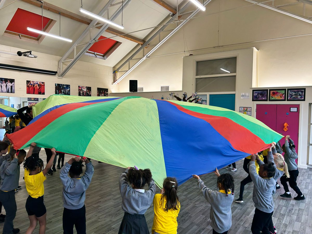 mr_heming's tweet photo. We had fun playing parachute games with @MovingM_Shaun in our last PE lesson before the holidays! @Moving_Matters @ReayPrimary https://t.co/puLwp0HeA4