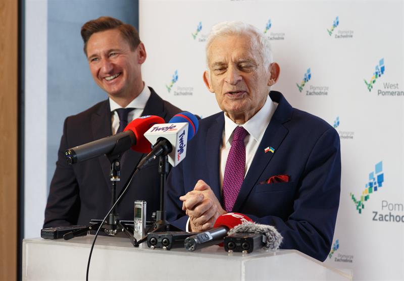 Kurier Szczeciński - 24Kurier.pl (@24kurier) on Twitter photo 8 mld zł w najbliższych latach samorząd województwa będzie chciał przekazać samorządom i przedsiębiorcom w ramach nowej perspektywy unijnej. „Fundusze Unijne dla <a href="/PomZachodnie/">Pomorze Zachodnie</a> - ogłosili w #Szczecin <a href="/JerzyBuzek/">Jerzy Buzek</a> i <a href="/OGeblewicz/">Olgierd Geblewicz</a>
#funduszeunijne
24kurier.pl/aktualnosci/wi… 8 mld zł w najbliższych latach samorząd województwa będzie chciał przekazać samorządom i przedsiębiorcom w ramach nowej perspektywy unijnej. „Fundusze Unijne dla <a href="/PomZachodnie/">Pomorze Zachodnie</a> - ogłosili w #Szczecin <a href="/JerzyBuzek/">Jerzy Buzek</a> i <a href="/OGeblewicz/">Olgierd Geblewicz</a>
#funduszeunijne
24kurier.pl/aktualnosci/wi…