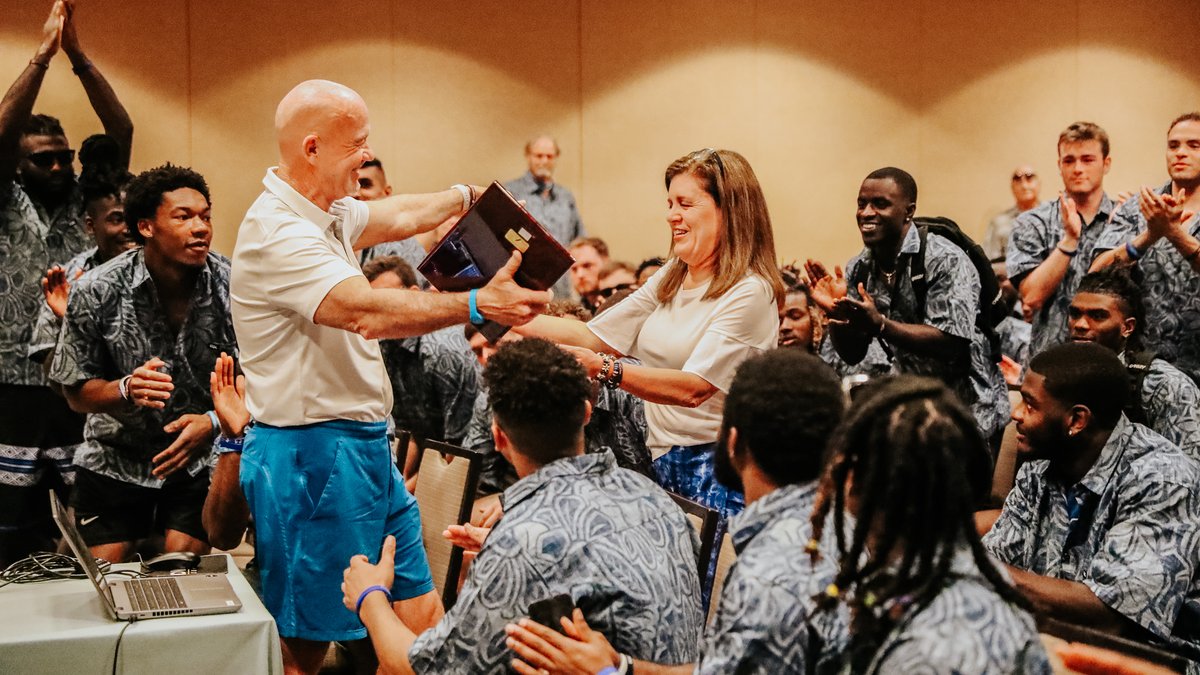 Today's the last day at MTSU for our Senior Office Coordinator Jan Worley.

Happy retirement, and thank you for all you've done for the #BlueRaiders over the last 33 years! 👏