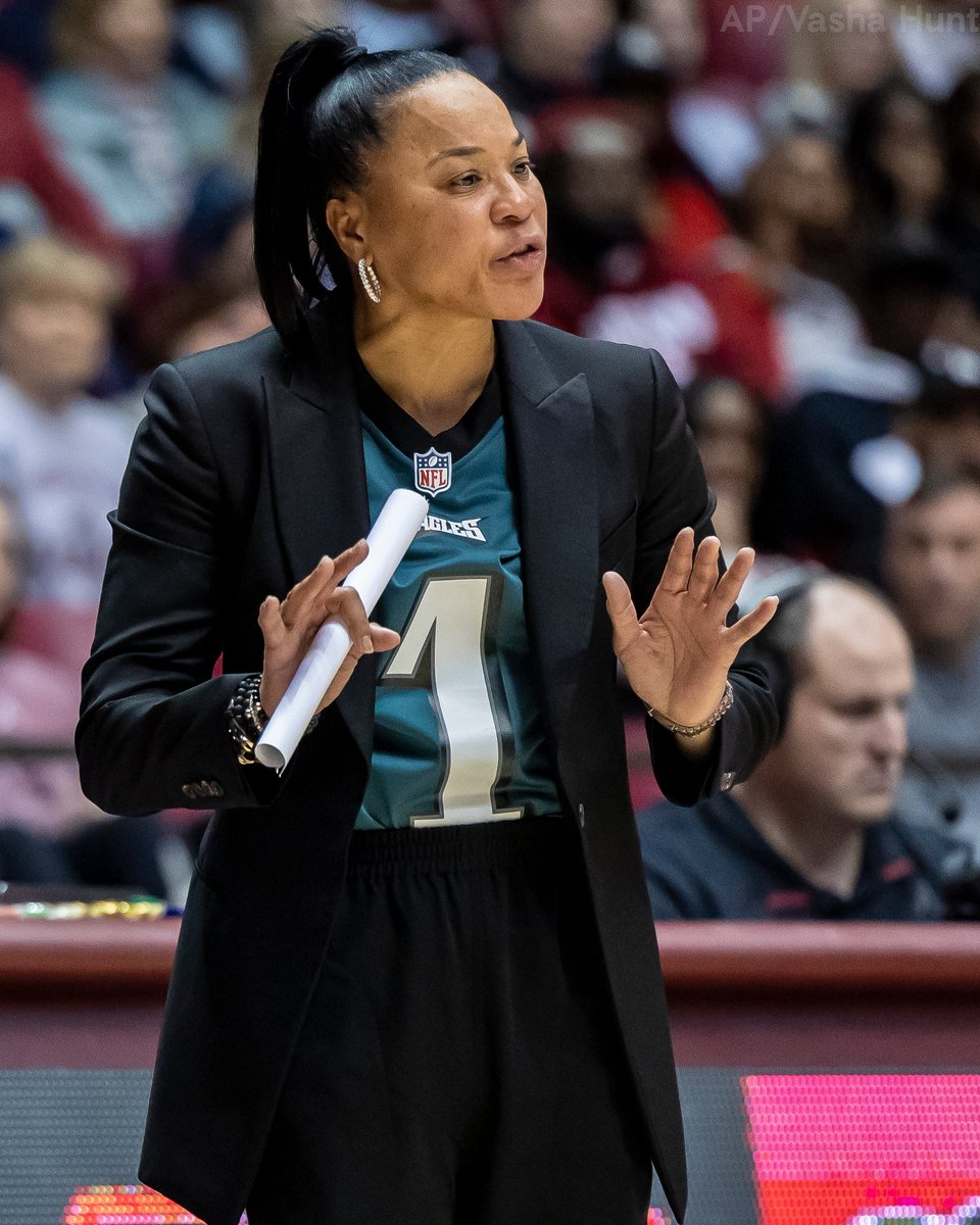 Eagles's tweet image. Philly's own, @dawnstaley 👏

Good luck to @GamecockWBB in the @WFinalFour!