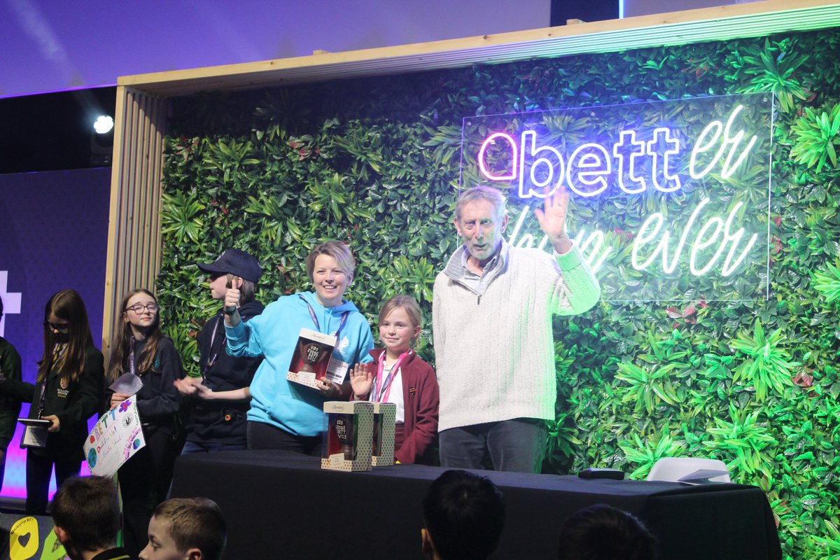 📸 #KidsJudgeBett

What a great day for Martha! She got to meet @MichaelRosenYes at #Bett2023. 

Thank you to @katypotts & @LEOacademies for such a wonderful opportunity.