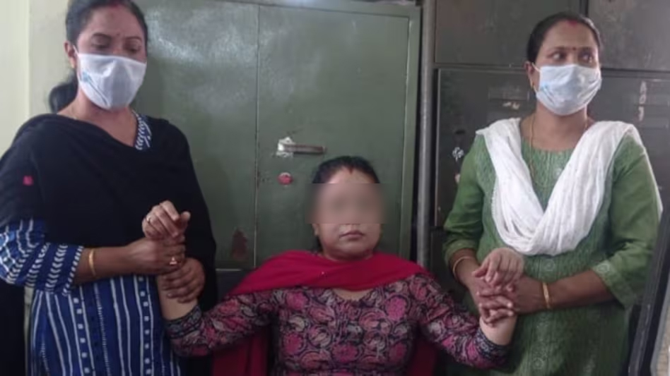 KumarSamip's tweet photo. DIR_VAC_ASSAM on 31-03-23 arrested a Lat Mandal identified as Gitanjali Deka caught red-handed at O/O Circle Officer, Kamalpur Revenue Circle, Kamrup while accepting Rs 5000 from the complainant for issuing his land sale permission in Kamrup dist of Assam. https://t.co/P9T5B0SU26