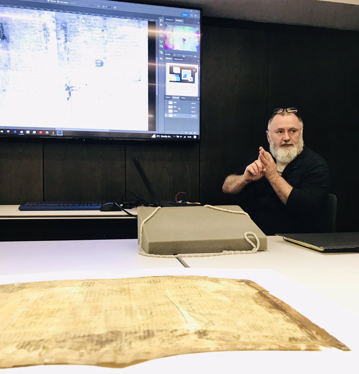 Andreamanx's tweet image. Another great workshop by @nkivilcimyavuz on Ripon Fragments. This time we have explored the potential of Multispectral Imaging (MSI) in #fragmentology with @michabt @RBTothAssociate @TonyFourtoes @LULGalleries #LeedsDigitalExplorations saga continues.