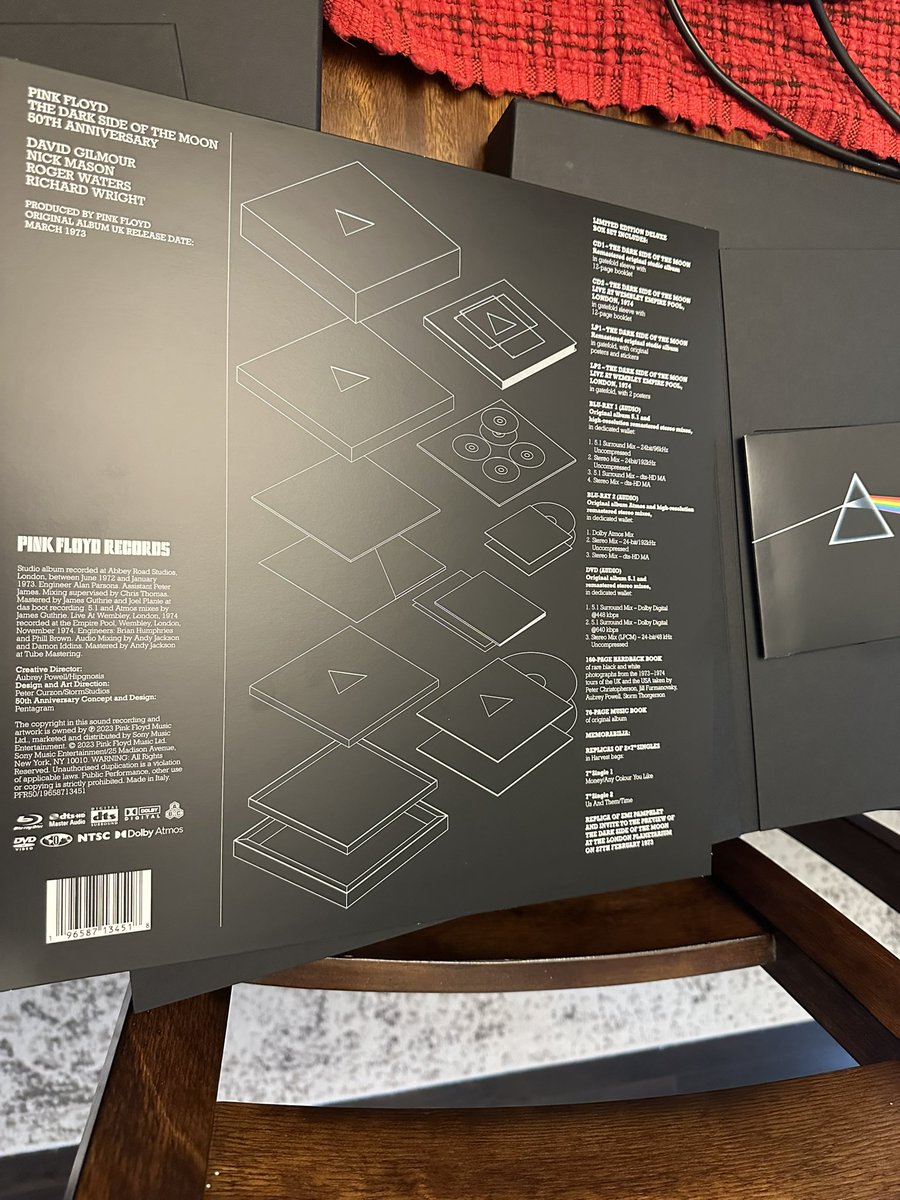 Cass_musicfun's tweet image. Finally getting to open this new diamond ring...errrrrr Pink Floyd box set. This thing is packed!! Possibly the only album I would spend a car payment on 😎🎶🤘💰#PinkFloyd #money #DSOTM