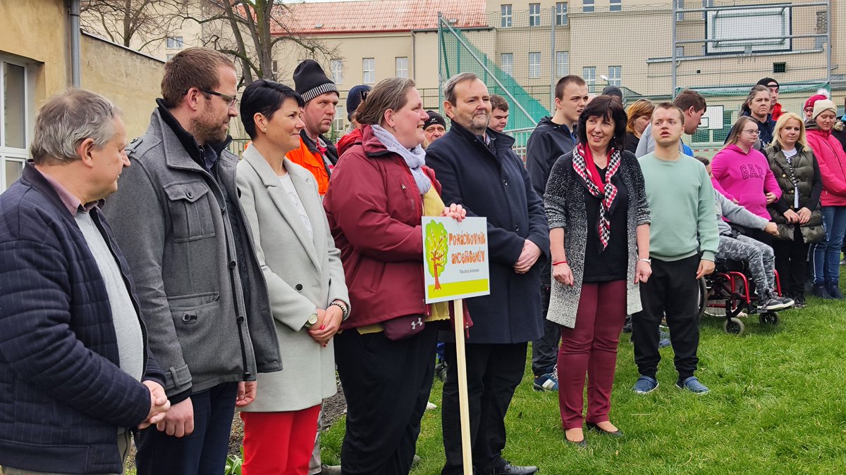 KarnikPavel's tweet photo. Noc s Andersenem je prima akce na podporu čtenářství. V Kolíně se navíc každý rok sází kouzelný strom - Pohádkovník Andersenův. Ten letošní se sázel na zahradě ZŠ, MŠ a PŠ Kolín v Kutnohorské ulici. 
Největší dík patří ��žasným žákům a zaměstnancům této školy. ❤️ https://t.co/Fw3DQlJ7xm