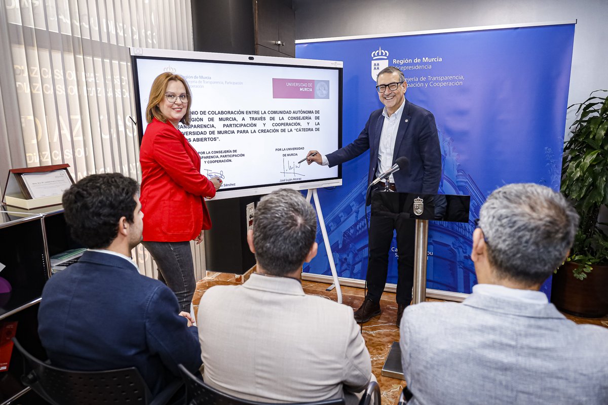 Vicepresidencia Murcia Agosto 2019-Septiembre2023 (@vicepresidenrm) on Twitter photo El Gobierno <a href="/regiondemurcia/">Gobierno de la Región de Murcia</a> y la Universidad de Murcia <a href="/UMU/">Universidad Murcia</a> ponen en marcha la Cátedra de Datos Abiertos
La vicepresidenta <a href="/ifranco/">Isabel Franco ❤️🇪🇸</a> y el rector de la UMU <a href="/JoseLujanRector/">José Luján Alcaraz</a> han firmado hoy el convenio para su puesta en marcha
➕ℹ️⬇️➡️🧵
dropbox.com/sh/3q3aluh7ixi… El Gobierno <a href="/regiondemurcia/">Gobierno de la Región de Murcia</a> y la Universidad de Murcia <a href="/UMU/">Universidad Murcia</a> ponen en marcha la Cátedra de Datos Abiertos
La vicepresidenta <a href="/ifranco/">Isabel Franco ❤️🇪🇸</a> y el rector de la UMU <a href="/JoseLujanRector/">José Luján Alcaraz</a> han firmado hoy el convenio para su puesta en marcha
➕ℹ️⬇️➡️🧵
dropbox.com/sh/3q3aluh7ixi…