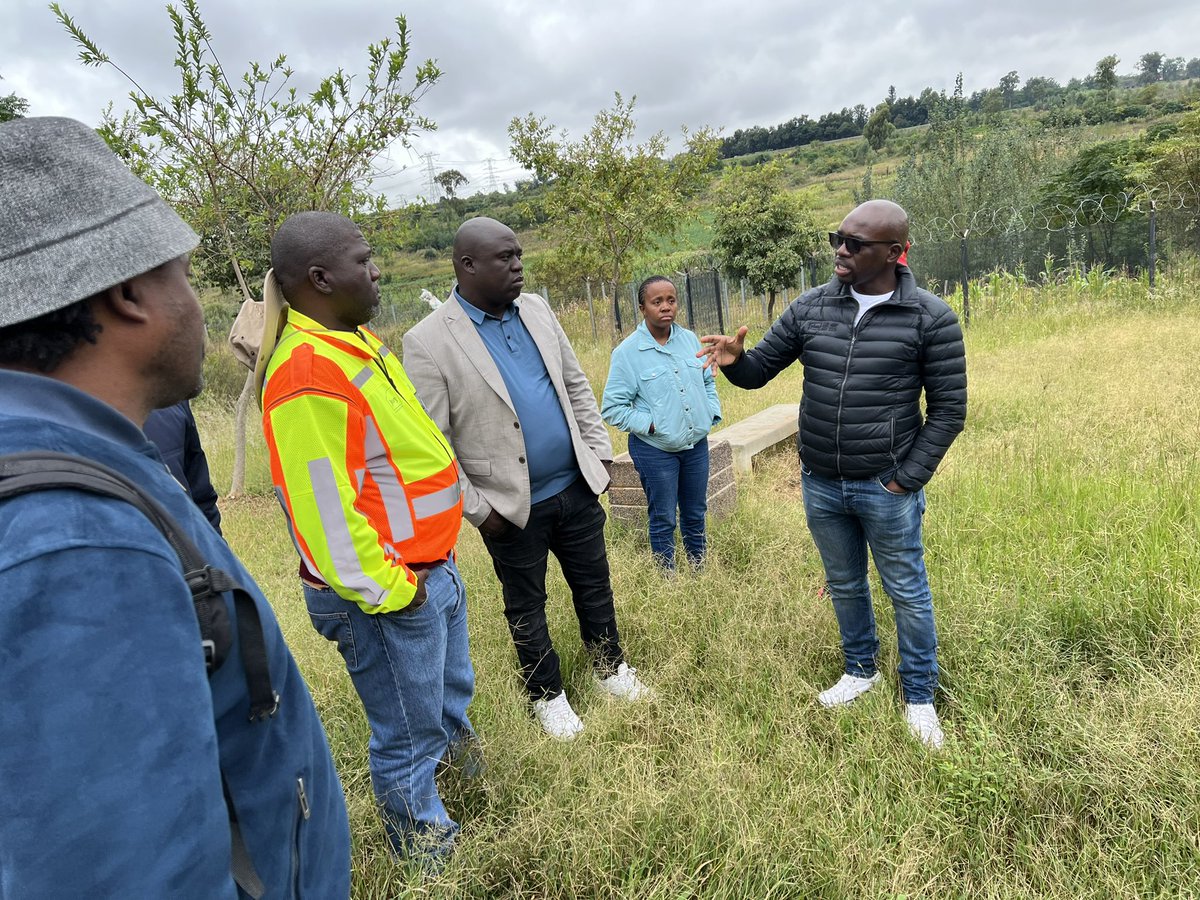 LubaMagwentshu's tweet photo. JCPZ Regional Manager Joseph Ndou made a commitment to have the parks grass cutting issues resolved on Monday the 3rd April.
#ServantOfThePeople
#AcceleratedServiceDelivery
#JoburgCares
#JoburgServices
#Ward96
#MMCofthepeople https://t.co/iKBhdrGjxy