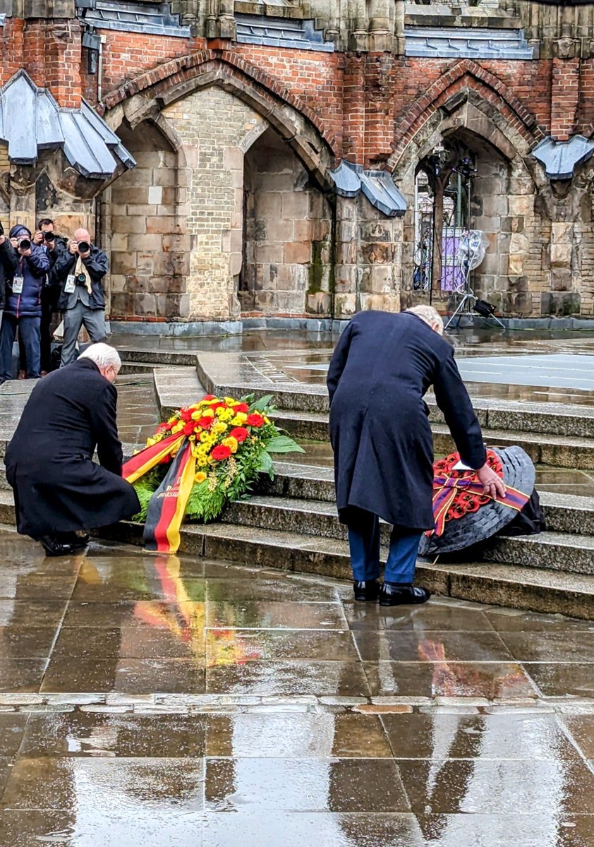 Goosebumps: a #British 🇬🇧 and a #German 🇩🇪 head of state laying wreaths of #remembrance at @MahnmalNikolai. What a moving symbol of friendship and reconciliation, 80 years after the #firestorm that devastated @hamburg_de. #RoyalVisitGermany #freundship