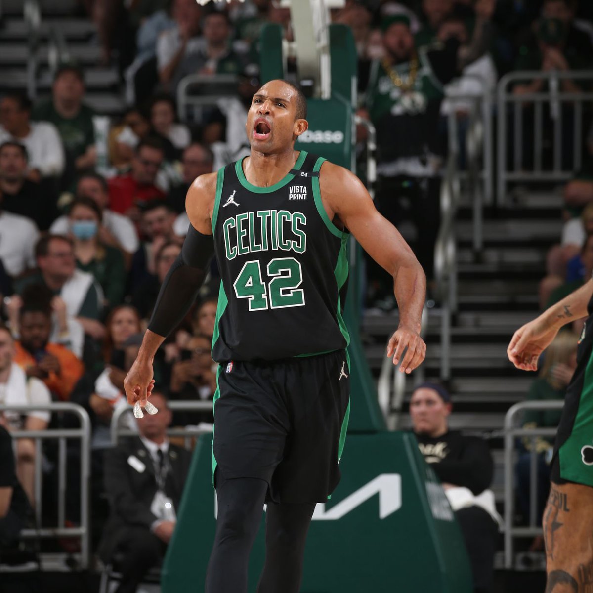 LBJxGoat's tweet photo. AL Horford est revenu lors d'un podcast sur le game 7 de 2018 face aux Cavs de LeBron James et ce moment précis qui a fait basculer la rencontre.. Il raconte : 

« J’étais dans la meilleure forme physique de ma carrière, nous sommes au 4e QT il reste environ  quatre minutes, le match était serré... En sortie de temps-mort, Tatum, Marcus Morris, Jaylen Brown, Terry Rozier et moi on était tous fatigué.. 

Et là j’ai regardé de l’autre côté j’ai vu LeBron posé tranquillement contre la table de marque, il était  imperturbable, comme si le match venait de commencé... C’était démoralisant pour nous qui étions cramé 

 Physiquement, il pouvait atteindre et il a atteint un niveau que peu de gens peuvent atteindre. »
