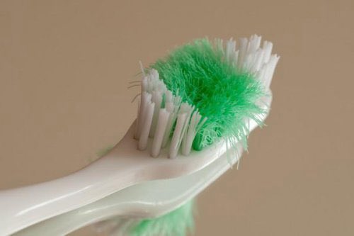 beauty_sodokin's tweet photo. Je sais que tu es très attaché(e) à ta brosse à dents,mais il est temps de lui dire au revoir.Non seulement elle est usée,mais en plus,nous venons de terminer le premier trimestre de l'année. Il est donc grand temps de la remplacer par une nouvelle😎.
#oralhealth 
#HealthyChoice https://t.co/8QZzC0dZ86
