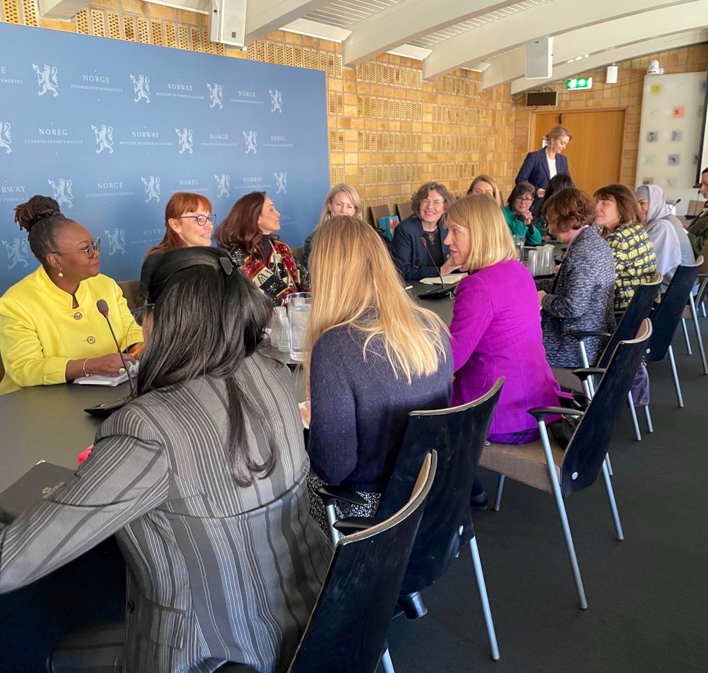 NorwayMFA's tweet photo. FM @AHuitfeldt: 
Delighted to discuss current international challenges &amp; women's participation w/the 25 female ambassadors posted in Norway.

Half of Norway's ambassadors are women. Women's participation at all levels of the labour force is a result of choices, politics &amp; choices https://t.co/Hh70z0QQxm
