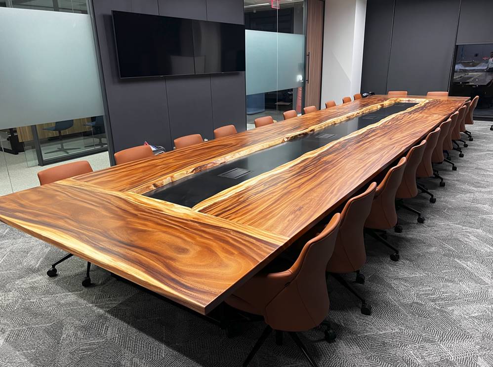 mbohlkecorp's tweet image. A 28&apos; conference table manufactured from 8 Monkeypod live edge slabs. 🌳 Because of our incredible lumber inventory, we were able to meet the requirement that the 8 slabs had to come from the same log. Beautiful table! #liveedgefurniture #officedesigns #liveedgetable #liveedge
