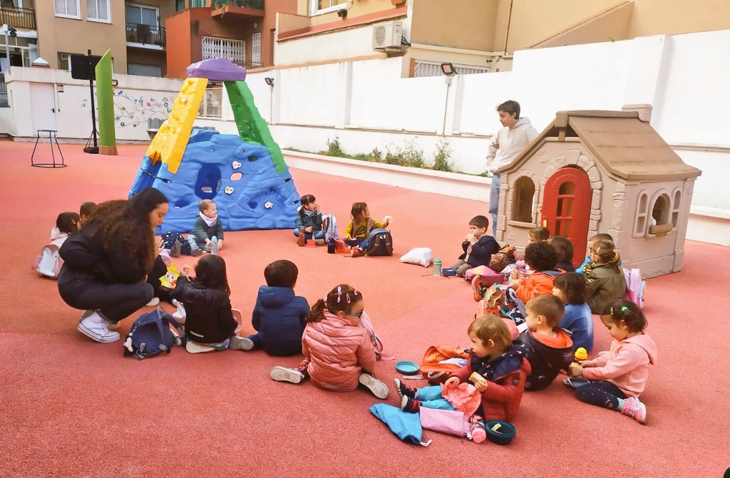 EAnglesola's tweet photo. Per acomiadar el #trimestre #EI3 visita la #LudotecaGuitard de @BCN_LesCorts. Matinal de #jocs #aTotGas! https://t.co/MkFHX1sL38