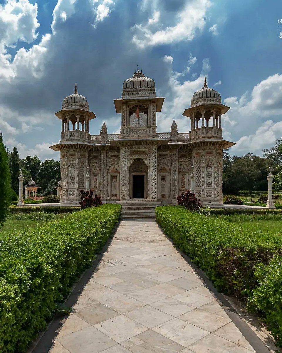 MPTourism's tweet photo. Drenched in the royal legacy of Scindia rulers, Shivpuri is now known for its #wildlife.

The Royal Cenotaphs at Shivpuri are adorned with elements of Hindu as well as Islamic architectural motifs. Rajput styled chhatris fuse beautifully with Mughal styled pavilions and gardens. https://t.co/o4S5QCDNGI