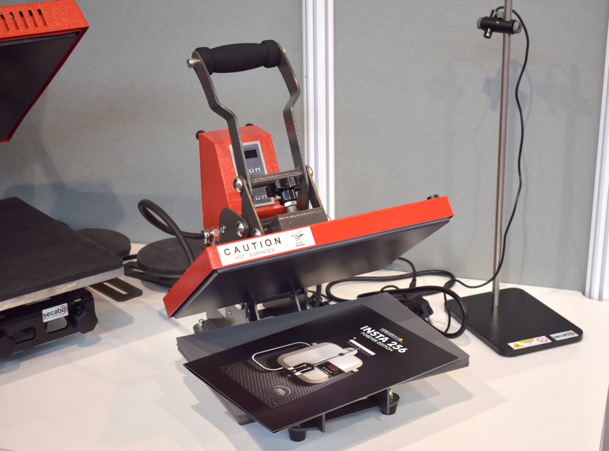 prxagentur's tweet photo. Nein, das sind keine XXL-Waffeleisen, was Secabo auf der @Messe_Stuttgart @TecStyleVisions zeigt! Klappe auf, Klappe zu, gedruckt im Nu!

https://t.co/rk6INQcEGl #druck #textildruck #transferdruck #transferprinting #transferpressen @Secabo https://t.co/s5EjIINwGB