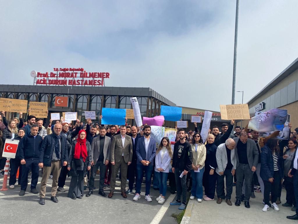 Bir zamanlar pandemi kahramanları dediğiniz Prof. Dr.  Murat Dilmener Acil Durum Hastanesi çalışanlarını hastaneden ve lojmanlarından kapı dışarı etmek hem de Cerrahpaşa gelecek diye tam bir plansızlık, öngörüsüzlüktür! Bu yönetim kokuşmuşluğunun