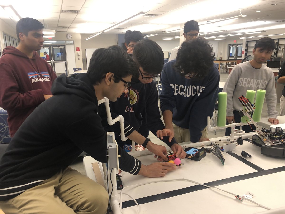RoboticsSPSD's tweet photo. March 10: Strategizing and testing with the LEGO Robot! https://t.co/HrBUV1jOid