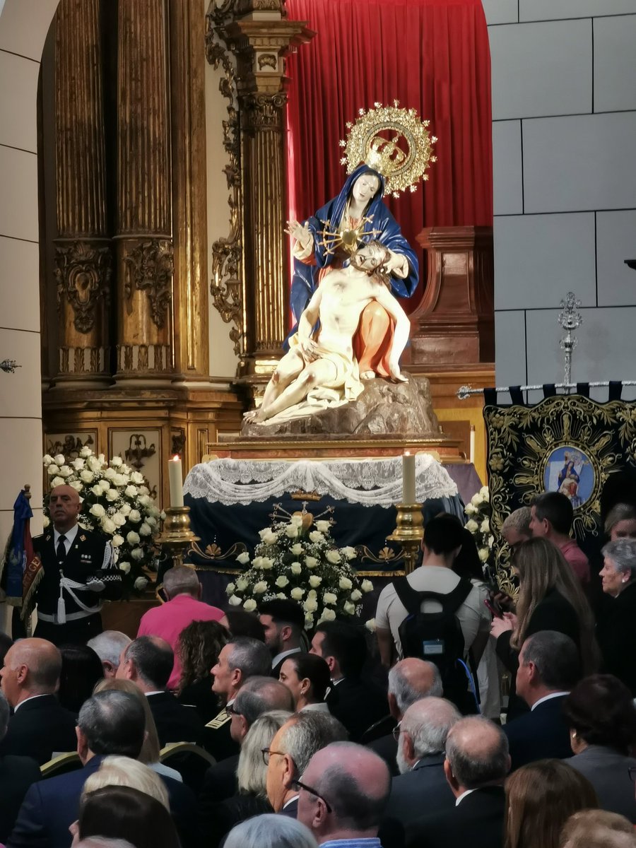 JFRebollo's tweet photo. Lleno hasta la calle en la Real Basílica de Nuestra Señora de la #Caridad, en la Santa Misa de la Onza de Oro que el @AytoCartagenaEs dona cada año a su Santo y Real Hospital.

#SemanaSanta2023
#cartagena https://t.co/lzWYoyC43X