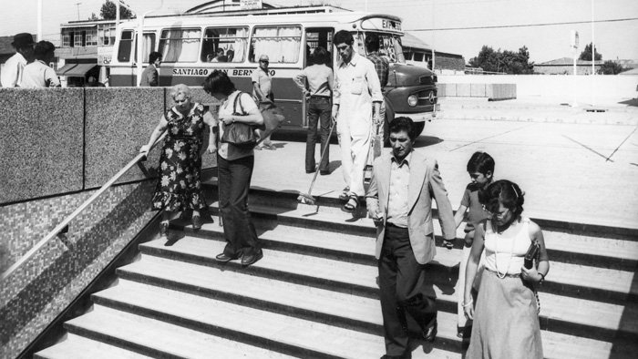 metrodesantiago's tweet photo. Hoy nuestra #L2 cumple 45 años movilizando a pasajeras y pasajeros por la red!

En 1978, justo cuando llegó la “tele a color”, se puso en servicio el tramo Los Héroes- Franklin. 🚇 https://t.co/p15ytwiW5S