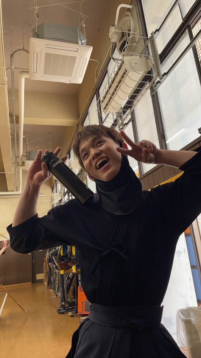 A.K.(法学部・法学科)
我らがキャプテン。その短い足から想像できない機敏な動きで数々の強敵を倒し個人で全日本に出場した。また部随一の"陽キャ"で筆者はそのノリに困惑してしまうことも多々。褒めてもないのに調子に乗ること以外の短所が見つからないので、新入生もきっと可愛がってもらえるだろう