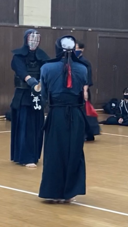 K.Y. (奈良)
金髪黒マスクの迷走期を経て,3回生女子のおもちゃに落ち着いた副キャプテン.その理由は主張の激し過ぎる肩幅にあり、防具着用時のシルエットがまじで直方体である。時給900円という低給で,月に2回しか働かないこともあるが,すごく後輩思いで優しいので快くご飯に連れて行ってくれるだろう.