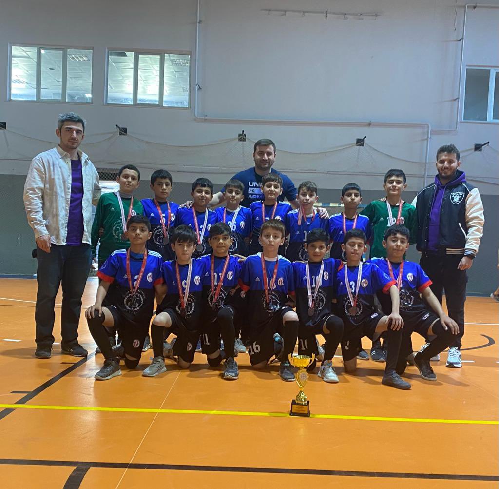 EmineSamiye's tweet photo. Küçük erkekler hentbol turnuvasında il 4. sü olduk. Emeği geçen tüm hocalarımızı ve sporcularımızı tebrik ederiz. 🏆 @gul_davut @yasintepe @yagcimehmet27 @idris_turan_ @sporsehrigantep https://t.co/1RgjRxp5Lj