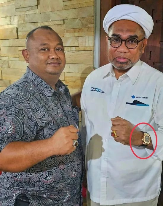 Bro Ali Mochtar Ngabalin, Patek Philippe Nautilus yg kamu pakai itu harganya 2,5 M lebih lho! 
Kereen!! 👍👍👍