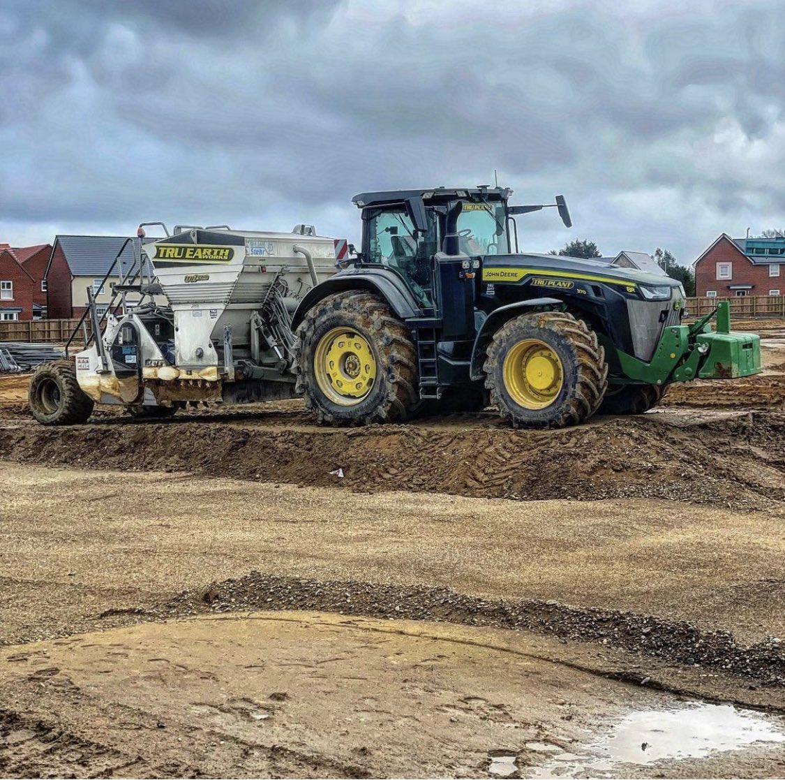 Nice to see this big girl at work #8R370 

Email jake@tru7.com for more info 

#Farming #TractorHire #Agriculture #JohnDeere #6R215 #SuffolkFarming  #BackBritishFarming #agtwitter #agrichat #clubhectare #Tru7Group