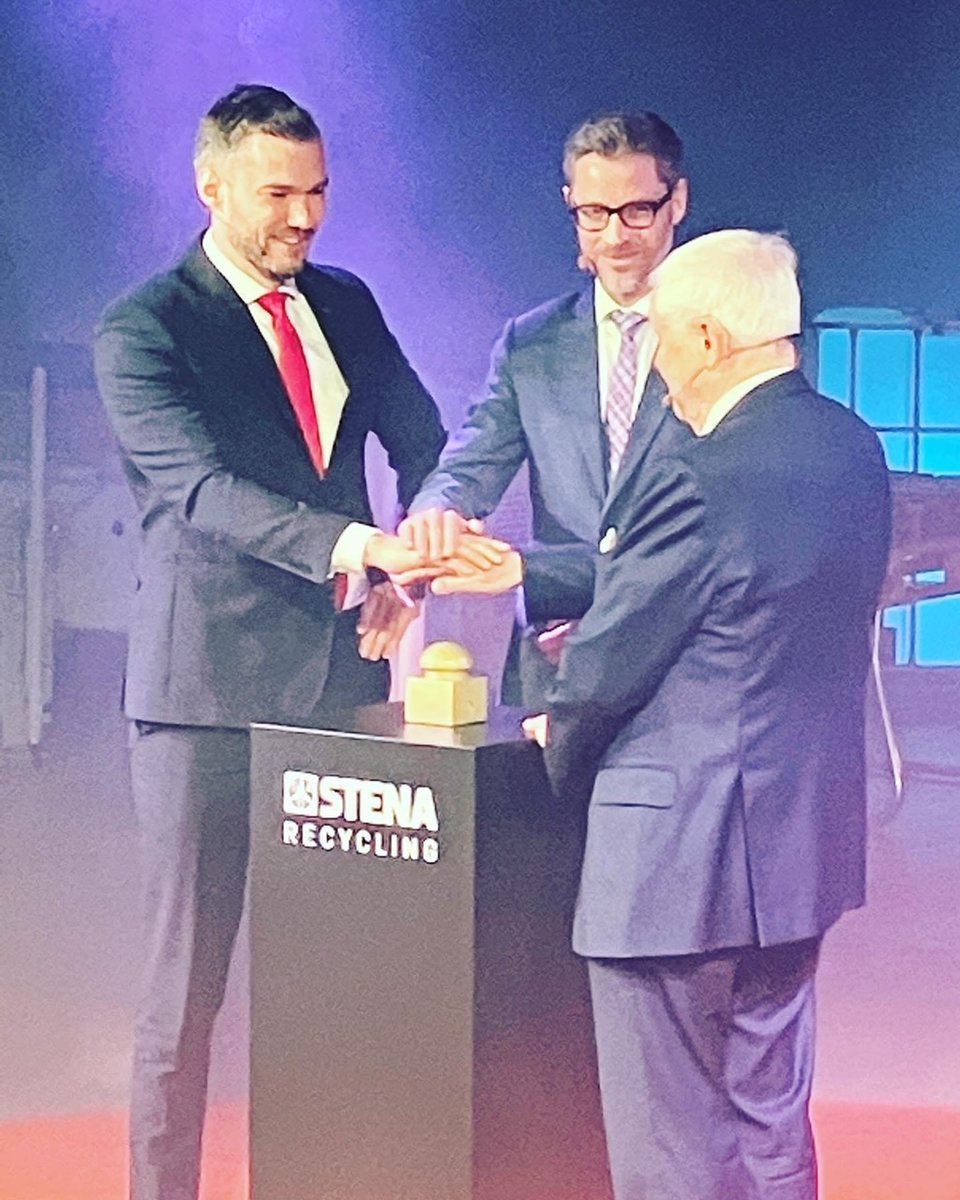 Elektrifieringen av fordonsflottan accelererar snabbt och en av de största utmaningarna är att ta hand om förbrukade litiumjonbatterier på ett säkert och cirkulärt sätt. Stena Recyclings nya anläggning för återvinning av litiumjonbatterier kan hantera ca 30 000 batterier per år.