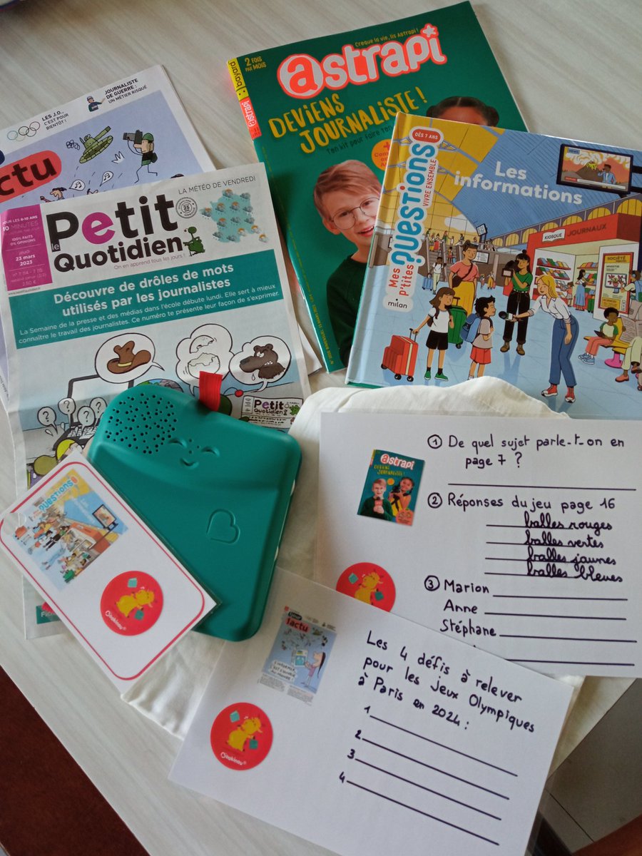 LesChatsP's tweet photo. @mybookinou nous accompagne pendant la #SPME2023 @JdTwittclasses @LeCLEMI merci pour les magazines et les journaux! https://t.co/7QisolljvT