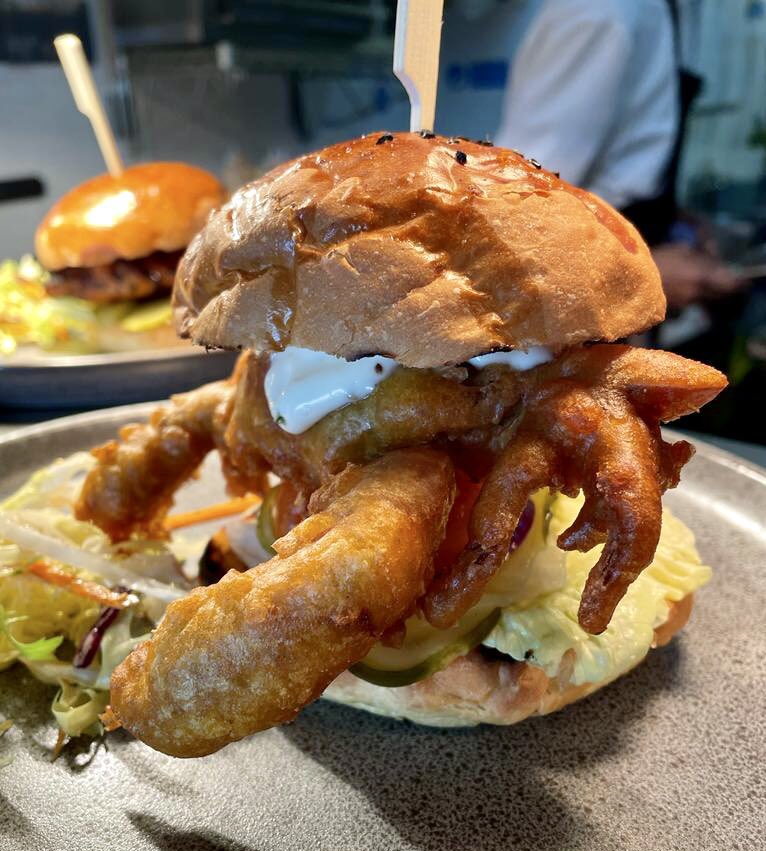 Have you ever had a SOFT-SHELL CRAB BURGER??? Well now’s your time to try one 😉 This luscious Park’s Edge special has been making waves with its wasabi slaw, roast tomato, capers and baby gem lettuce.
Book here:
parksedgebarandkitchen.com/reservations/
#southlondon #londonrestaurant #hernehill