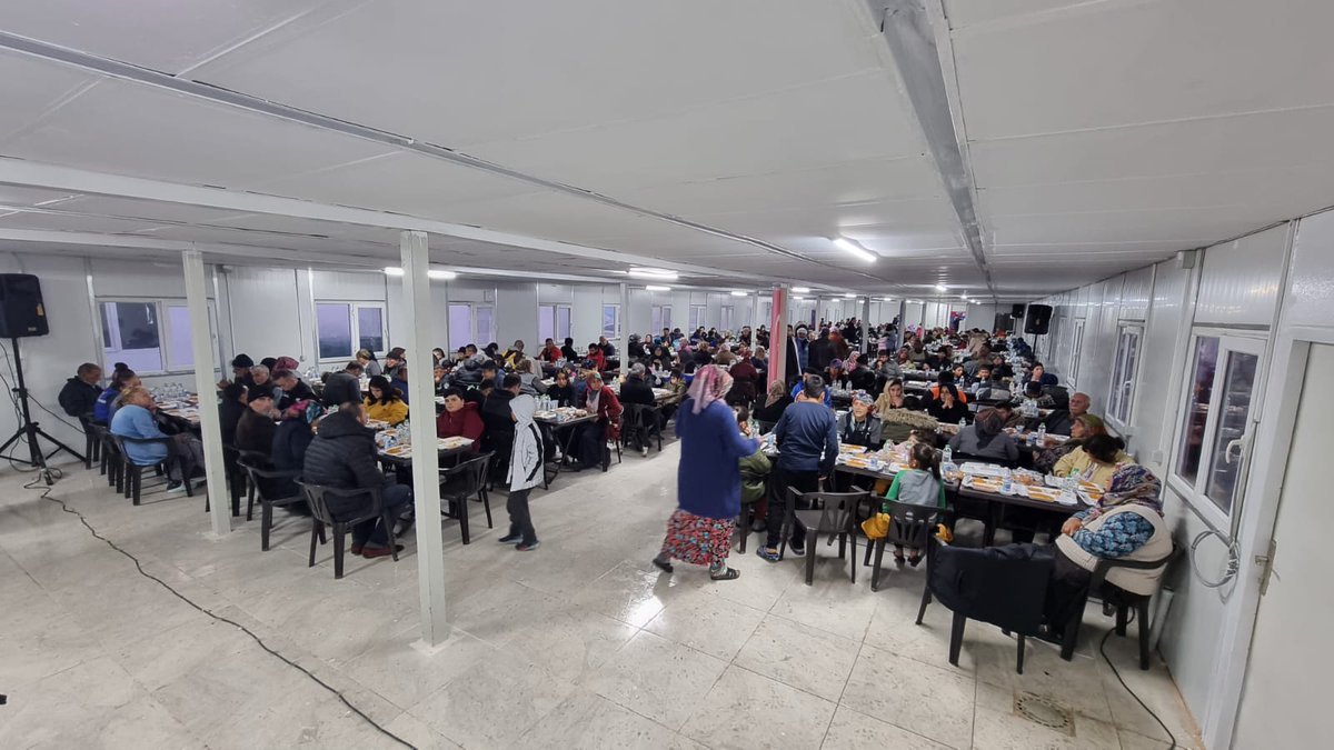 suleymansoylu's tweet photo. Ramazan'ın bereketiyle hep birlikteyiz.

Depremden etkilenen 10 ilimizde;
🍽️ Günlük 1.654.881 kişiye

Bugüne kadar toplam
🍽️ 14 MİLYON kişiye iftar yemeği verildi.

Deprem bölgesinde,
⛺562 iftar çadırı olmak üzere toplam ✅1.334 noktada vatandaşlarımıza iftar yemeği veriliyor https://t.co/8NC4h4yr36