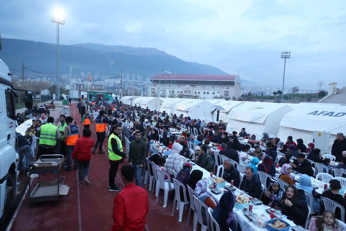 suleymansoylu's tweet photo. Ramazan'ın bereketiyle hep birlikteyiz.

Depremden etkilenen 10 ilimizde;
🍽️ Günlük 1.654.881 kişiye

Bugüne kadar toplam
🍽️ 14 MİLYON kişiye iftar yemeği verildi.

Deprem bölgesinde,
⛺562 iftar çadırı olmak üzere toplam ✅1.334 noktada vatandaşlarımıza iftar yemeği veriliyor https://t.co/8NC4h4yr36