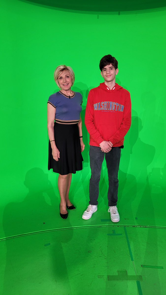 remijacob's tweet image. 🔵[#SPME2023] A mes côtés ce matin sur @Europe1, un reporter de choc de seulement 15 ans ! Ilyes m&apos;a aidé à réaliser le Journal des médias. Au menu : une entretien avec @EvelyneDheliat sur le réchauffement climatique qu&apos;il a lui-même lancé en studio (Vidéo dans le tweet suivant)