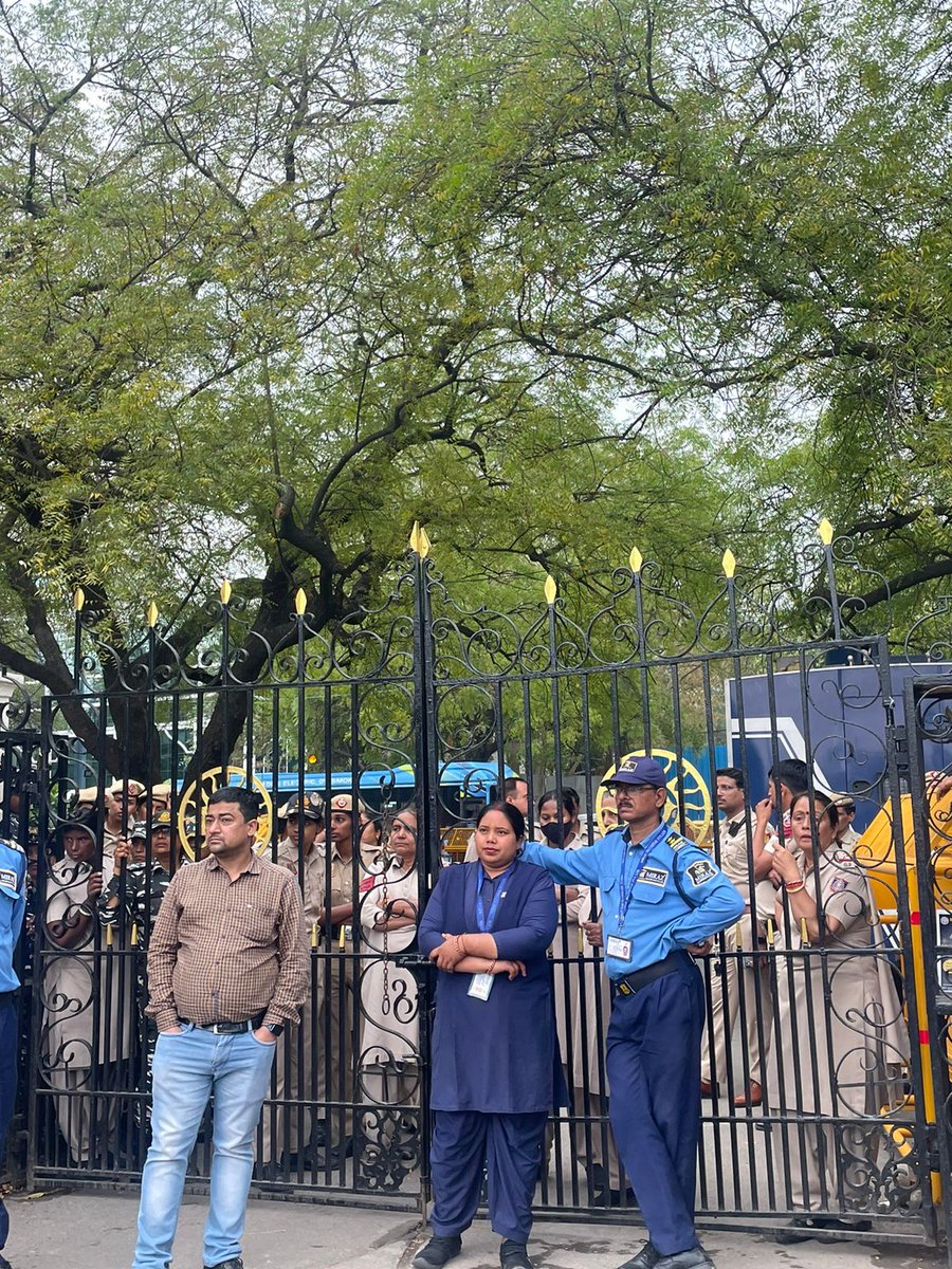 lakshika_tyagi's tweet photo. #IPCW administration failed to defend its students from drunken men who forced their way onto campus. The law enforcement agencies who are currently stationed at the college gates are ready to put an end to the college students' peaceful demonstration by using water cannons, etc. https://t.co/cWf63iIbHF