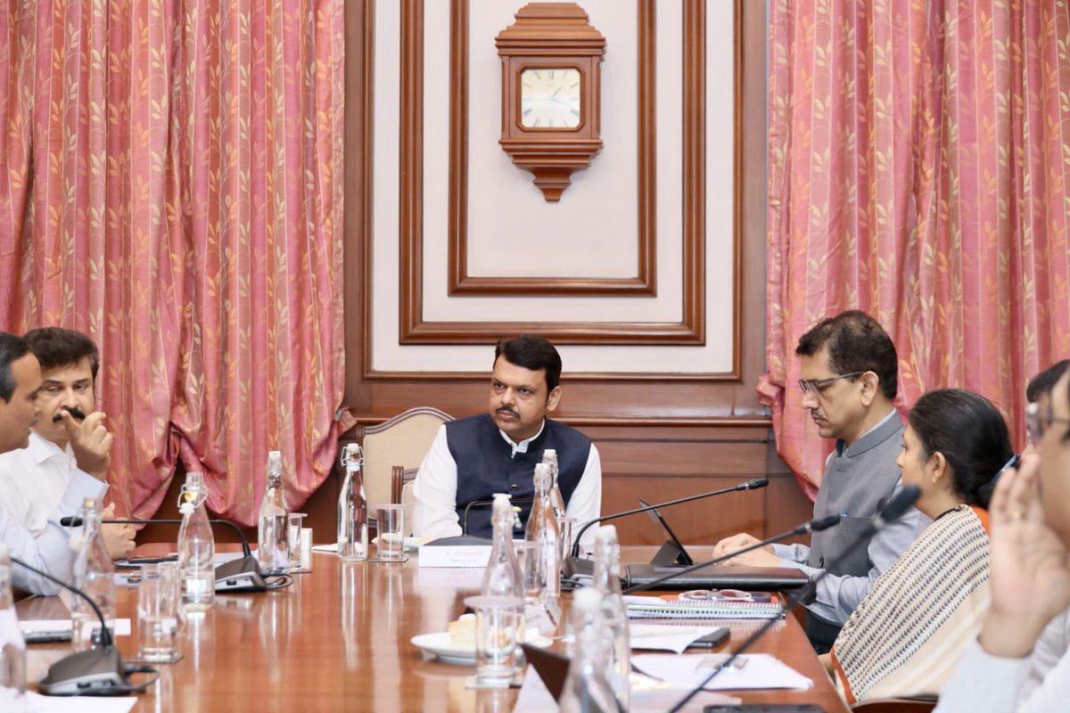 DCM #DevendraFadnavis chaired a review meeting on the future of energy ‘green hydrogen and green ammonia’ project of @avaadagroup in the State of Maharashtra.
DCM instructed the officials to expedite the process and provide all support for this new upcoming sector for clean