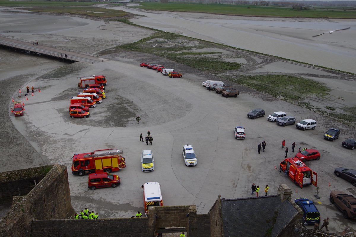 SDIS50's tweet photo. 2/3 Un tel exercice permet de travailler la coordination entre tous les services @Gendarmerie_050 #SAMU50 #PoliceMunicipale Militaires #OpérationSentinelle et les acteurs locaux @EPMontStMichel Ville, commerçants... https://t.co/gL2ymspJI2