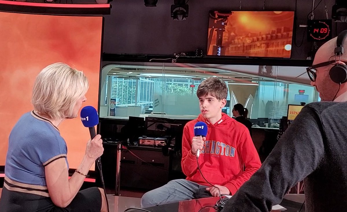 remijacob's tweet image. 🔵[#SPME2023] A mes côtés ce matin sur @Europe1, un reporter de choc de seulement 15 ans ! Ilyes m&apos;a aidé à réaliser le Journal des médias. Au menu : une entretien avec @EvelyneDheliat sur le réchauffement climatique qu&apos;il a lui-même lancé en studio (Vidéo dans le tweet suivant)