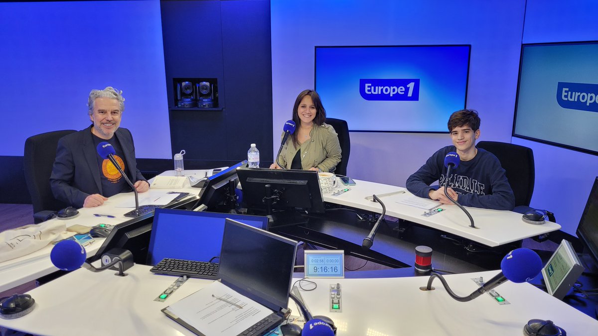 remijacob's tweet image. 🔵[#SPME2023] A mes côtés ce matin sur @Europe1, un reporter de choc de seulement 15 ans ! Ilyes m&apos;a aidé à réaliser le Journal des médias. Au menu : une entretien avec @EvelyneDheliat sur le réchauffement climatique qu&apos;il a lui-même lancé en studio (Vidéo dans le tweet suivant)
