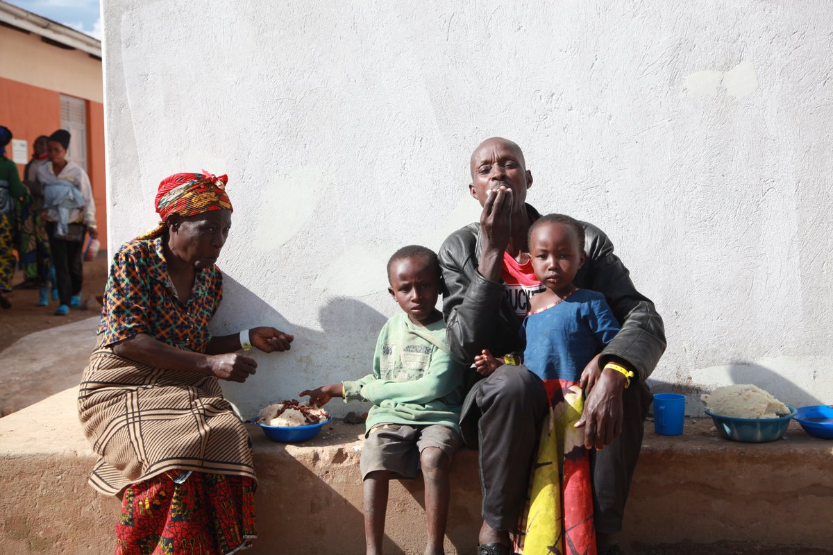 Enjoying a hot meal. 60 year old, Yohana Rwaboshi eating lunch with his family at Nyakabande Transit centre in Kisoro, after spending several days fleeing from Congo. Thanks to @UNHCRuganda @WFP @RefugeesUganda @hiltonfound @MalteserInt for standing with displaced people #Uganda