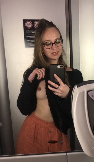 Je suis dans le train direction l&rsquo;Espagne 🇪🇸  #vendrediSeins https://t.co/oLcRYXPD4w<a href="/tag/vendrediseins"class="tags">#vendrediSeins</a>