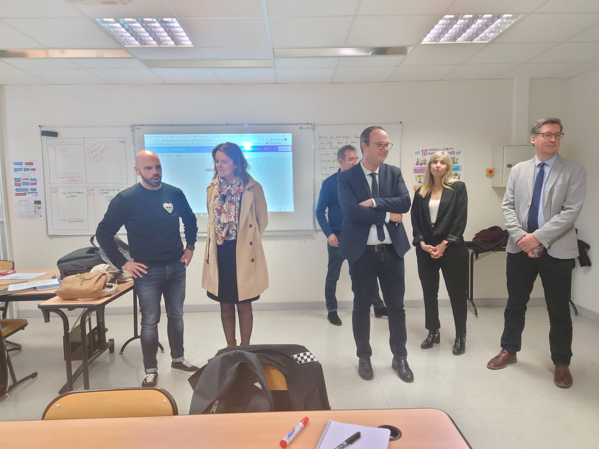 NatachaChicot's tweet image. 🎬de fin pour la #SPME2023 ! 
Et #EducMediaInfo continue dans @AcademieNice !
Ce matin au collège @LaMarquisanne83 avec des élèves d&apos;UPE2A. Croisement avec la #SemaineDesLangues2023 autour de 2 belles thématiques : 
L’info sur tous les fronts &amp;amp; L&apos;important c&apos;est de communiquer  !