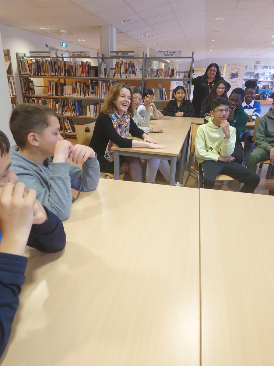 NatachaChicot's tweet image. 🎬de fin pour la #SPME2023 ! 
Et #EducMediaInfo continue dans @AcademieNice !
Ce matin au collège @LaMarquisanne83 avec des élèves d&apos;UPE2A. Croisement avec la #SemaineDesLangues2023 autour de 2 belles thématiques : 
L’info sur tous les fronts &amp;amp; L&apos;important c&apos;est de communiquer  !