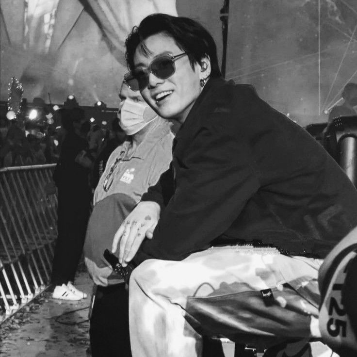 DlLFJJK's tweet image. God he's so