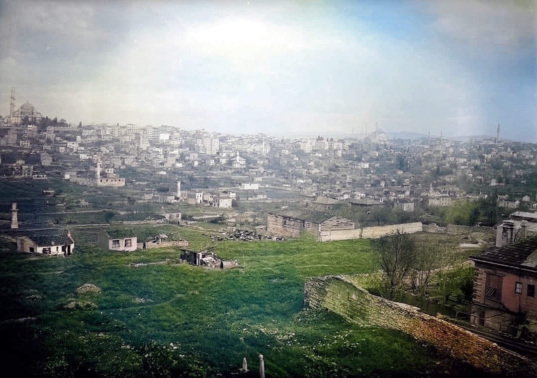 İnanılmaz fotoğraflar serisi.

Karşısı Fatih, ortasında Molla Fenari İsa Camii, önündeki boşlukta bugün Vatan Caddesi var. O Caminin önünden Bayrampaşa (Lykos) deresi akıyor. Dere ise Yenibahçe bostanlarını suluyor.

#kaybolantarihinpeşinde