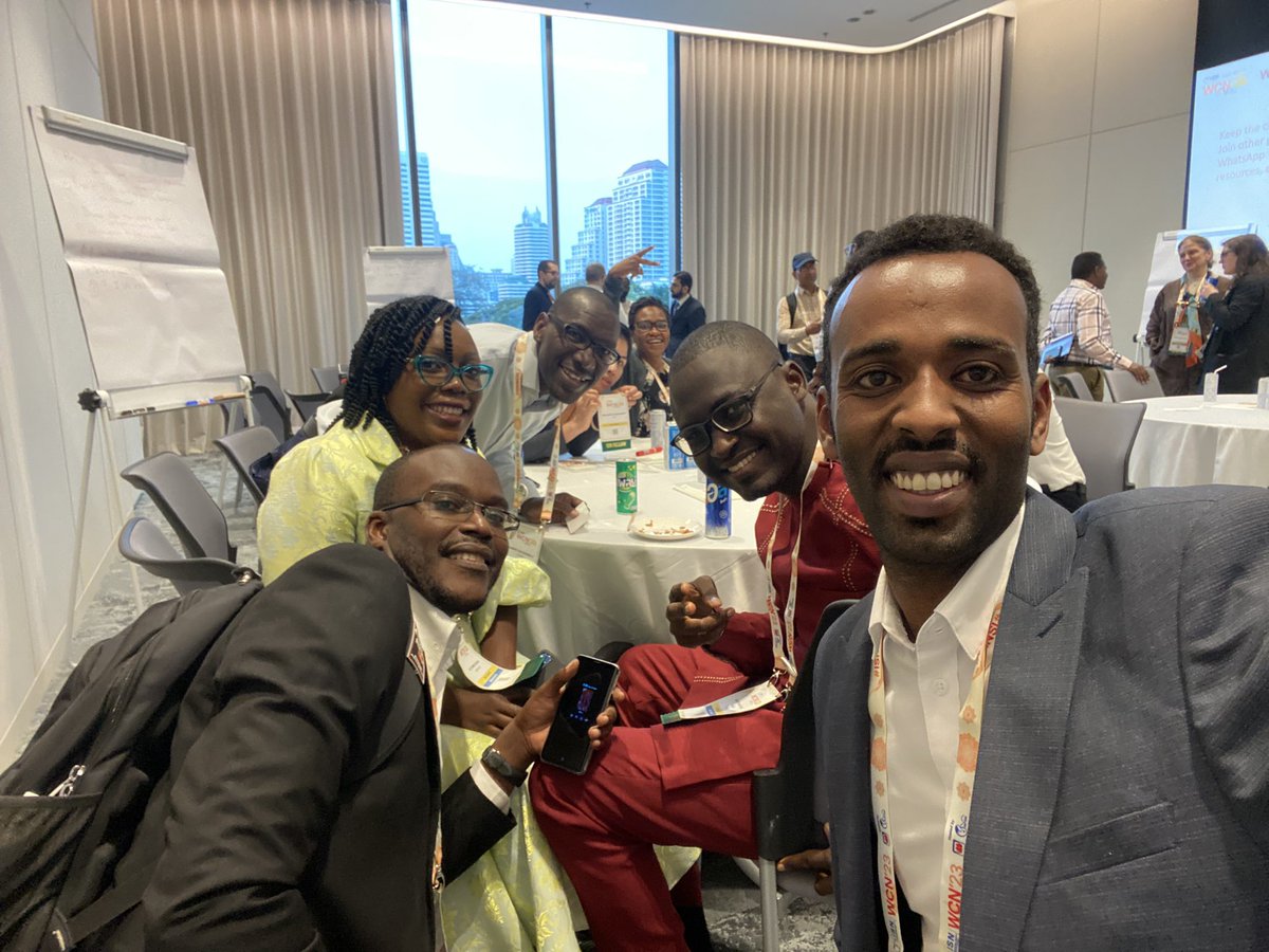 Past and current @ISNkidneycare fellows from east to west Africa 🇺🇬 🇨🇲🇨🇩 🇸🇴 🇬🇭 Met in #ISNWCN  

@AfricanAFRAN young nephrologists chair @elliotktannor & @nicloda @rkalyes1