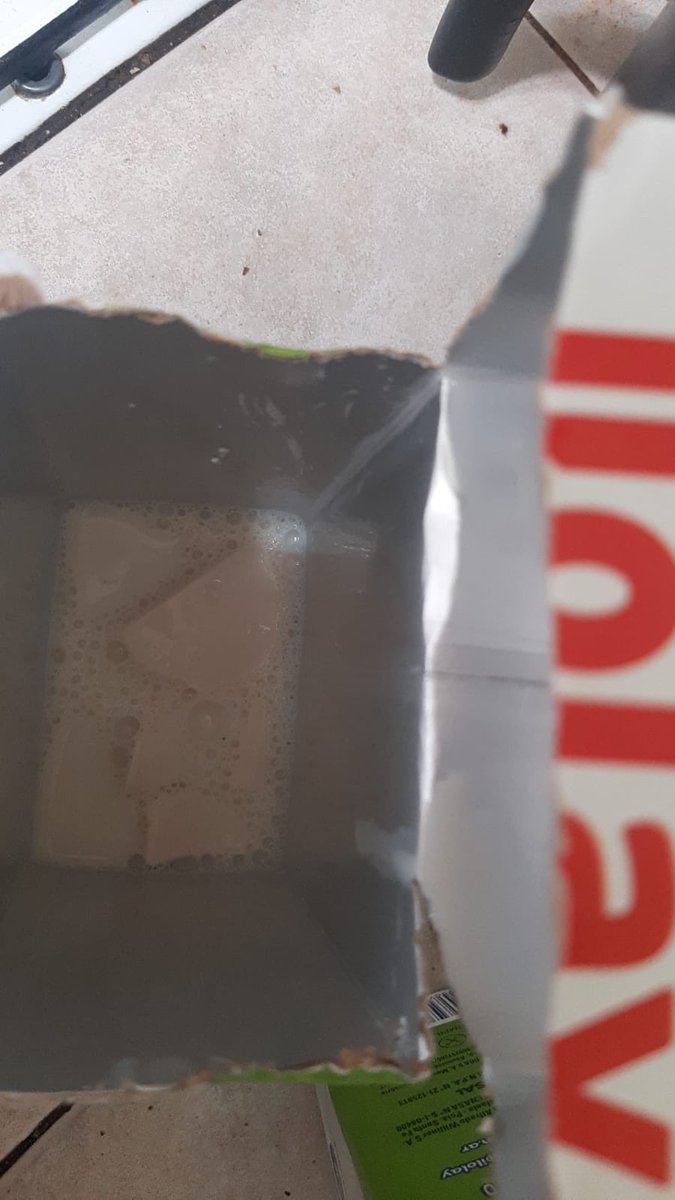 MaruMuzio's tweet photo. Un compañero del laburo compró en el Coto de Mendoza y Alsina estas cajas de leche de la marca @lacteos_ilolay Como pueden ver vencimiento en Mayo pero el contenido un desastre. A estar atentos. https://t.co/EY6GondFsL