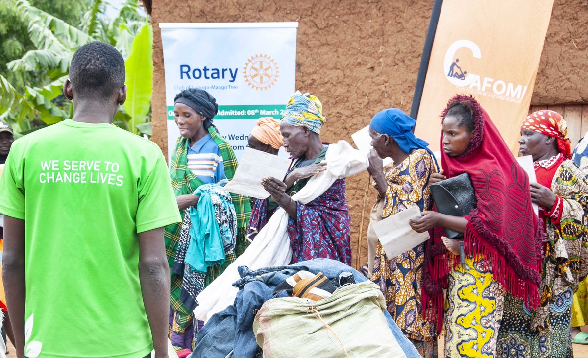 Last week we joined staff from @CAFOMI_Uganda to deliver clothing donated by members of the club to newly arrived refugees in the Nakivale Settlement camp in Isingiro district. A thread... @rotaryd9213 @Rotary