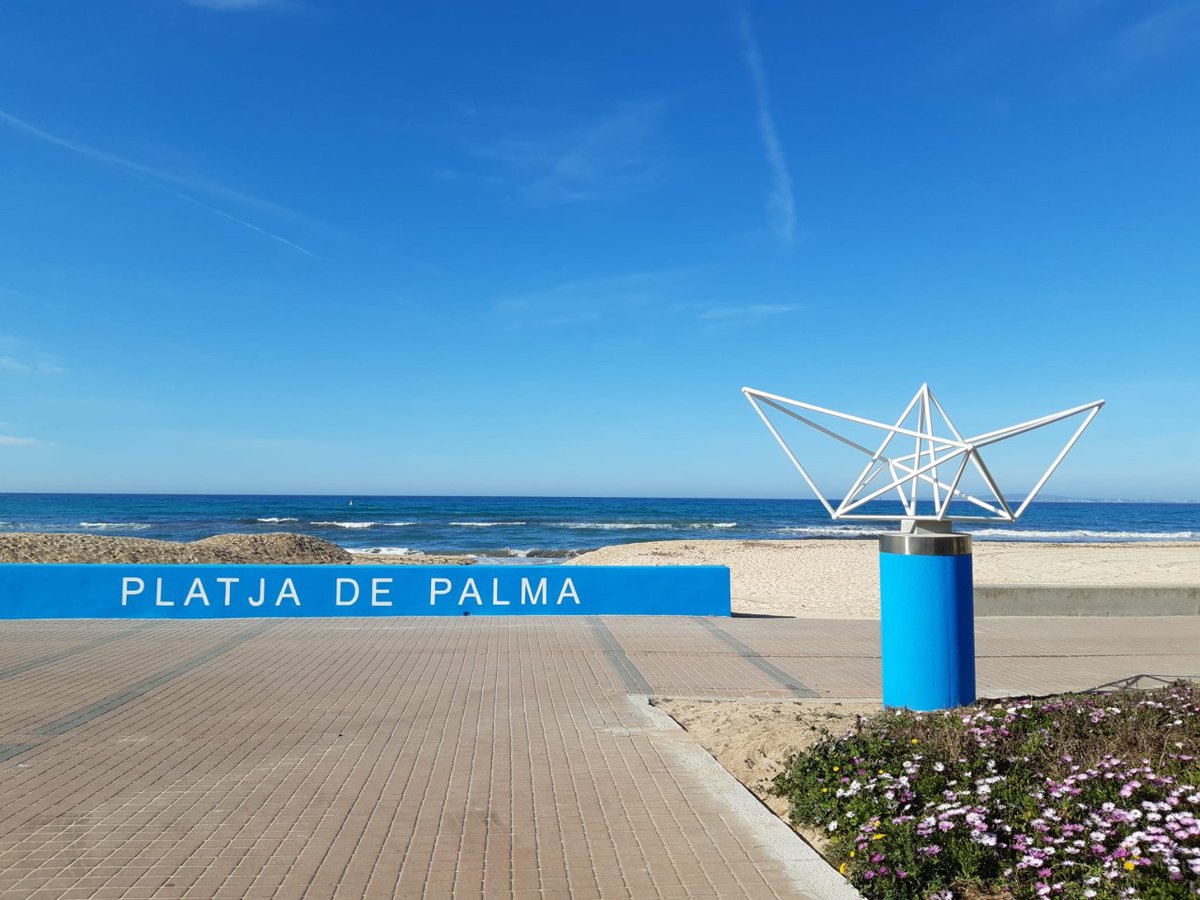 ajuntpalma's tweet photo. ⛵️El passeig marítim de la Platja de Palma 📍 llueix l'escultura  'Vaixell de paper' de Joan Soler

👉És la primera peça artística que es col·loca al passeig https://t.co/4dSsOQFTpZ